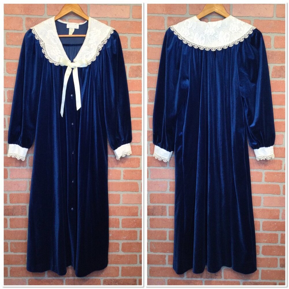 Vintage Komar Long Blue Velvet Robe Lace Trim Nightgown Size M Pockets